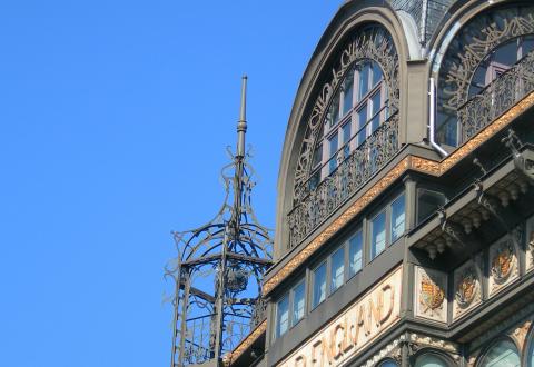 détail du haut de la façade art nouveau du mim