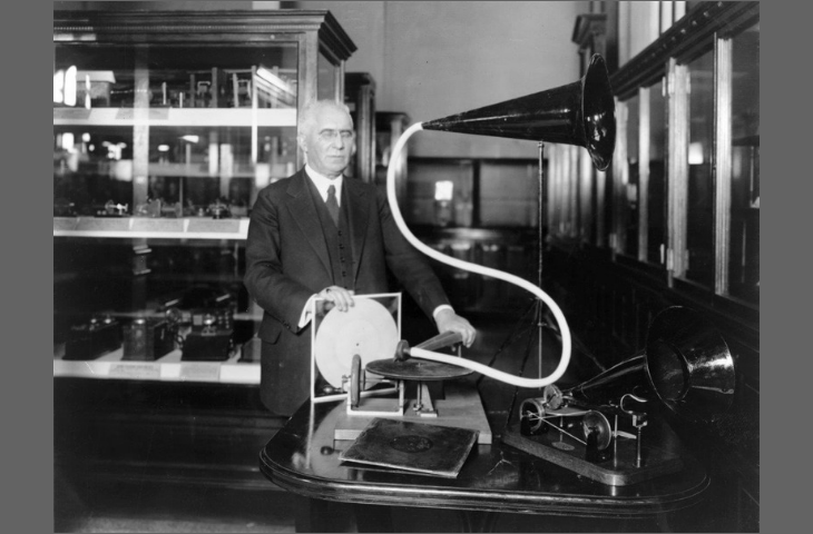 Emile Berliner et son premier gramophone (©Library of Congress Online Collection)