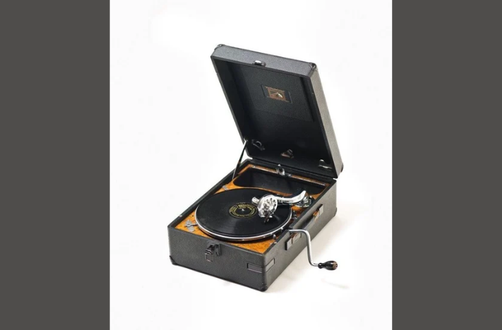 Gramophone portable HMV 102,  Gramophone Company Ltd, Grande-Bretagne, vers 1935, inv. 2018.0089